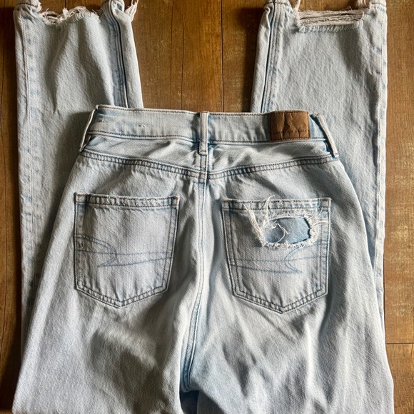 American Eagle Highest Rise 90’s Boyfriend Light Wash Distressed Jeans Size 00 - Picture 8 of 11